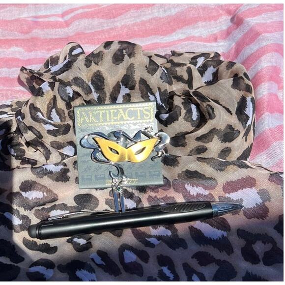 Masquerade Mask Ball Costume Party Vintage Brooch Pin New on Card - Picture 6 of 11